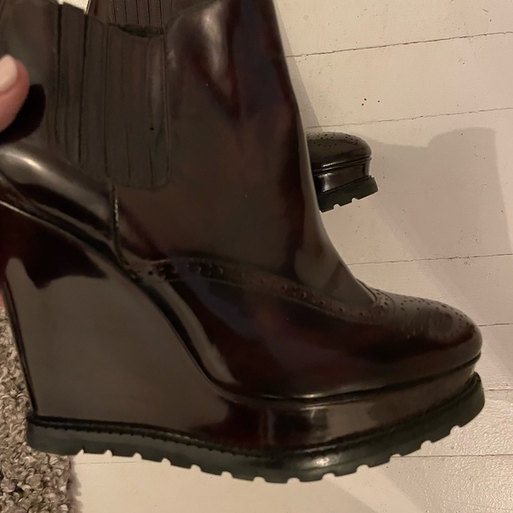 Michael Kors platforms. Gorgeous detailing in the front. - Picture 4 of 4